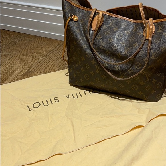 Louis Vuitton Neverfull Classic Monogram Tote - Picture 7 of 9